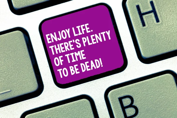 Почерк написания текста Enjoy Life There S Is Plenty of Time To Be Dead. Концепция означает Быть счастливым, пока вы живы Клавиатура ключ Намерение создать компьютерное сообщение, нажав кнопку идея . — стоковое фото