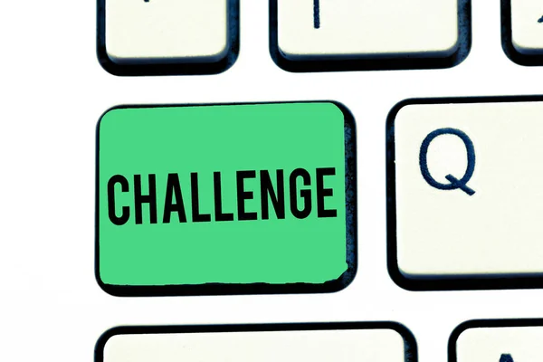 手写文本写作挑战。概念意思是呼吁某人参与竞争情况击败键盘键意图创建计算机消息, 按键盘的想法. — 图库照片