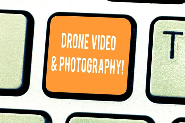 Handgeschreven tekst schrijven Drone Video en fotografie. Begrip betekenis van moderne luchtfoto cameratechnologie verder toets op het toetsenbord te willen maken van computer bericht op idee van het toetsenbord te drukken. — Stockfoto