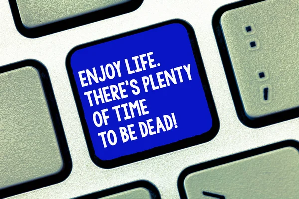 Tulisan tangan konseptual menunjukkan Enjoy Life There S Is Plenty Of Time To Be Dead. Tampilan foto bisnis Berbahagialah saat Anda masih hidup Intensi Keyboard untuk membuat ide keypad pesan komputer . — Stok Foto