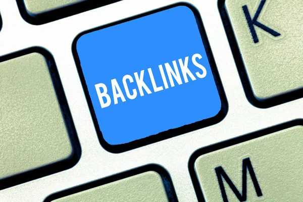 Handgeschreven tekst Backlinks te schrijven. Begrip betekenis binnenkomende hyperlink van een webpagina naar een andere grote website toets op het toetsenbord te willen maken van computer bericht, op idee van het toetsenbord te drukken. — Stockfoto
