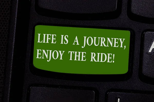Texto de escritura de palabras Life Is A Journey Enjoy The Ride. Concepto de negocio para Disfrutar de las cosas que suceden todos los días Teclado clave Intención de crear mensaje de ordenador pulsando el teclado idea . — Foto de Stock