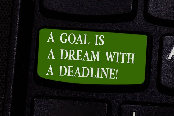 A 目標は A の夢と A 期限のテキストの書き込みの単語します。あなたの目的にセットのビジネス コンセプトの回動機キーボード キーのキーパッドのアイデアを押すとコンピューターのメッセージを作成する意図. — ストック写真