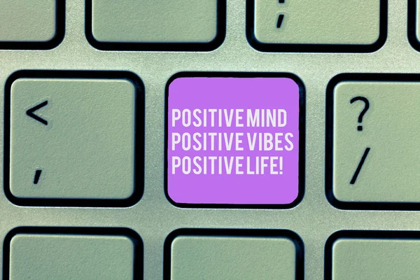 Tekst teken tonen positieve gedachten, positieve Vibes en positief leven. Conceptuele foto motivatie inspiratie om te leven van de toets op het toetsenbord te willen maken van computer bericht, op idee van het toetsenbord te drukken. — Stockfoto