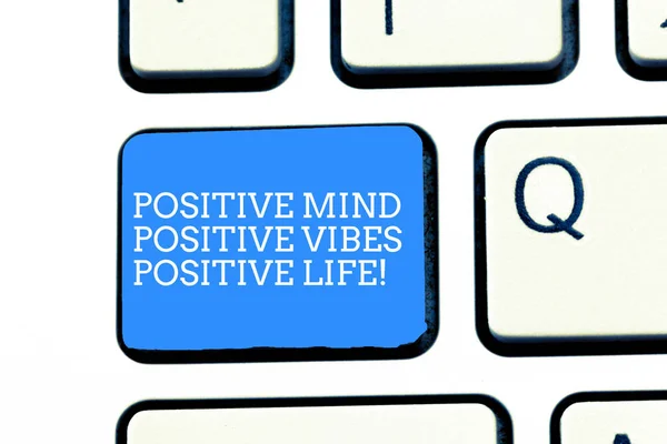 Tekst teken tonen positieve gedachten, positieve Vibes en positief leven. Conceptuele foto motivatie inspiratie om te leven van de toets op het toetsenbord te willen maken van computer bericht, op idee van het toetsenbord te drukken. — Stockfoto