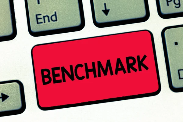 Signo de texto que muestra Benchmark. Conceptual foto estándar o punto de referencia contra el que las cosas comparadas Teclado clave La intención de crear un mensaje de ordenador, pulsando el teclado idea . — Foto de Stock