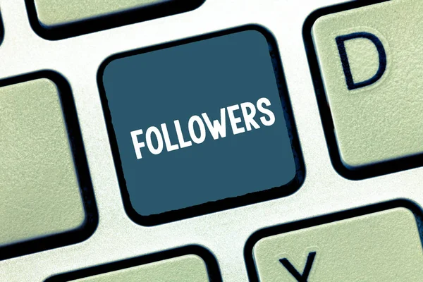 Takipçileri gösterilen Not yazma. Kim destekler ve belirli gösteren hayran gösteren vitrine iş fotoğraf veya fikirler klavye bilgisayar ileti tuş takımı fikir oluşturmak için niyet.