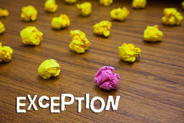 Консервативное написание от руки, показывающее Exception. Демонстрация деловой фотографии или что-то, что исключено из общего заявления или правила Много скомканных ошибок бумаги не удовлетворяет деревянный пол
.