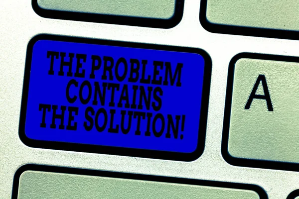 Word het schrijven van tekst het probleem bevat de oplossing. Businessconcept voor oplossingen zijn binnen de troebelen toets op het toetsenbord te willen maken van computer bericht op idee van het toetsenbord te drukken. — Stockfoto