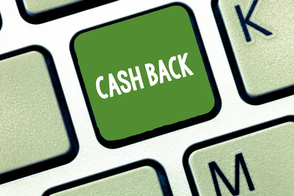 Escritura a mano conceptual que muestra Cash Back. Incentivo de texto de foto de negocios ofrece a los compradores cierto producto por el que reciben dinero en efectivo Teclado intención de crear el teclado de mensajes de ordenador idea . — Foto de Stock