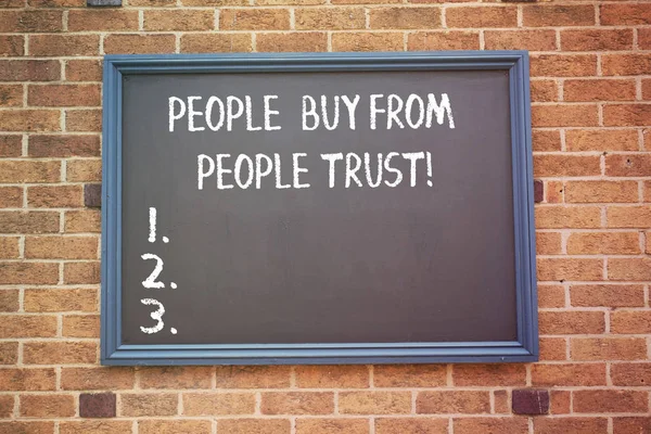 Word pisanie tekstu ludzi kupić od ludzie ufają. Koncepcja biznesowa dla budowania zaufania i zadowolenia klienta. — Zdjęcie stockowe