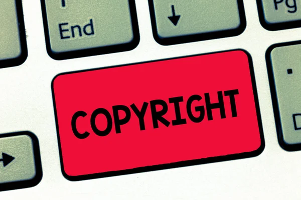 Signo de texto que muestra Copyright. Foto conceptual derecho legal exclusivo y asignable dado a la clave del teclado del creador Intención de crear mensaje de computadora, presionando la idea del teclado . — Foto de Stock