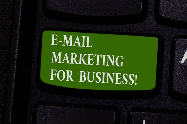 Texto para escrita de palavras E Mail Marketing For Business. Conceito de negócio para Mailing como estratégias de campanha de publicidade Teclado de tecla Intenção de criar mensagem de computador pressionando a ideia do teclado . — Fotografia de Stock