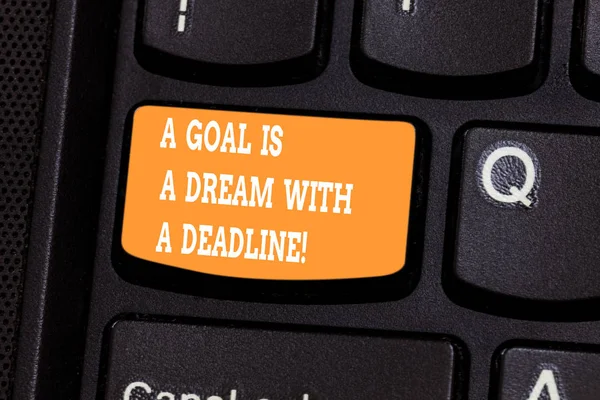 Scrivere testi a mano Un obiettivo è un sogno con una scadenza. Concetto significato Imposta i tempi ai tuoi obiettivi Motivazione Tastiera Intenzione di creare un messaggio del computer premendo l'idea della tastiera . — Foto Stock