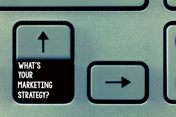 Текст написания слов Что такое ваш стратегический вопрос маркетинга. Клавиатурная клавиша для создания компьютерного сообщения, нажатие на клавиатуру . — стоковое фото