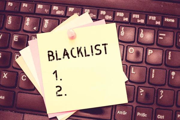 Konceptuální ručně psaného textu zobrazeno Blacklist. Seznam obchodních Foto textu zobrazení nebo skupin, které jsou považovány za nepřijatelné nebo nedůvěryhodných prázdný list Poznámkový blok s Push Pin pro Reminding na klávesnici pro Laptop. — Stock fotografie