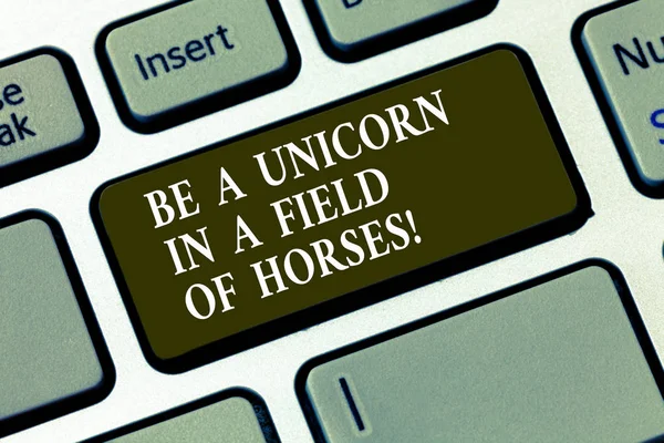 El yazısı metin tek boynuzlu atların bir alanda olabilir. Özel olmak fark anlam kavramı klavye tuşuna basarak tuş takımı fikir bilgisayar ileti oluşturmak için niyet.