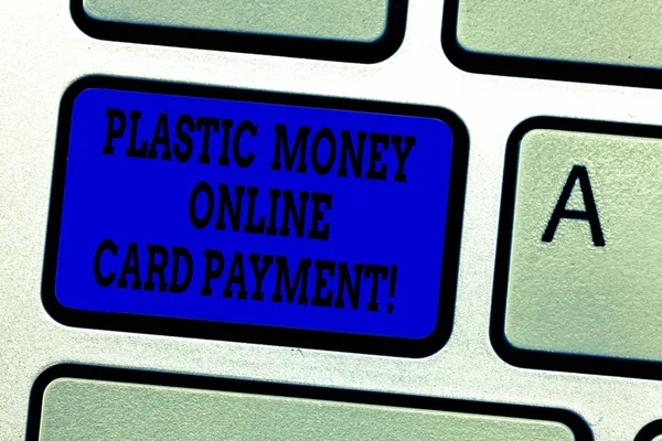 Texto para escrita de palavras Plastic Money Online Card Payment. Conceito de negócio para o site de compras multimídia tecla de teclado Intenção de criar mensagem de computador pressionando ideia teclado . — Fotografia de Stock