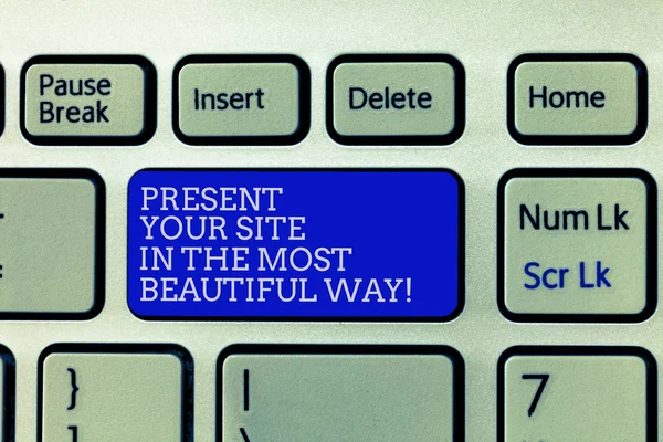 Escritura a mano conceptual que muestra Presente su sitio de la manera más hermosa. Exhibición de fotos de negocios Crear un hermoso sitio web Keyboard Intention para crear la idea del teclado del mensaje de ordenador . — Foto de Stock