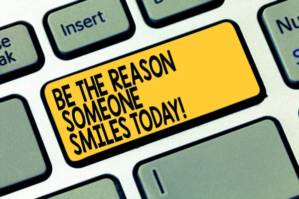 Word のテキストの書き込み今日笑顔誰か理由であります。ビジネス コンセプトを作る誰かを幸せにキーボードいくつかの喜びを与えるキーのキーパッドのアイデアを押すとコンピューターのメッセージを作成する意図. — ストック写真