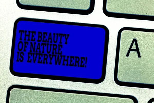 Texto de escritura de palabras La belleza de la naturaleza está en todas partes. Concepto de negocio para escenas naturales están en todos los lugares Teclado clave Intención de crear mensaje de ordenador pulsando el teclado idea . — Foto de Stock