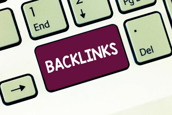 Escribiendo nota mostrando Backlinks. Foto de negocios mostrando hipervínculo entrante de una página web a otra gran página web Intención del teclado para crear una idea de teclado de mensaje de computadora . — Foto de Stock