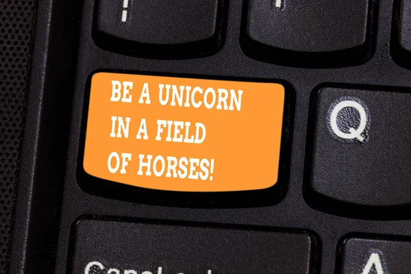 Tulisan tangan yang ditulis Be A Unicorn In A Field Of Horses. Konsep makna Membuat perbedaan menjadi kunci papan ketik khusus Ketidaktentuan untuk membuat pesan komputer menekan ide keypad . — Stok Foto