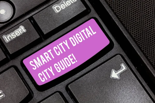 Konceptuella hand skriva visar Smart City Digital stadsguide. Företag foto skylta ansluten tekniska moderna städer tangent avsikt att skapa dator meddelande idé. — Stockfoto