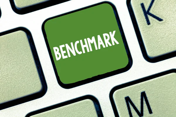 Escritura manual conceptual que muestra Benchmark. Texto de foto de negocios estándar o punto de referencia contra el que las cosas compararon la intención del teclado para crear una idea de teclado de mensaje de computadora . — Foto de Stock