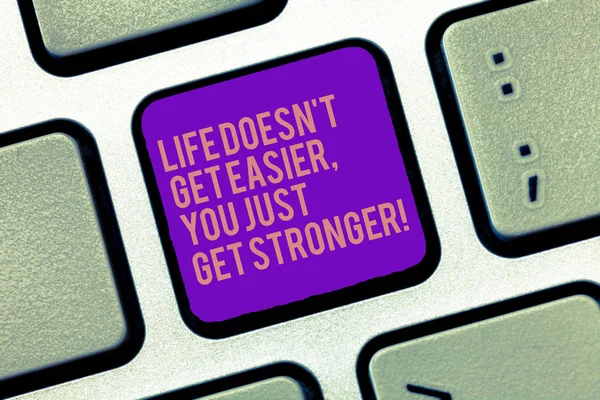 Texto de escritura de palabras Life Does T Get Easier You Just Get Stronger. Concepto de negocio para Inspiración para seguir adelante Teclado clave Intención de crear mensaje de ordenador, pulsando el teclado idea . —  Fotos de Stock