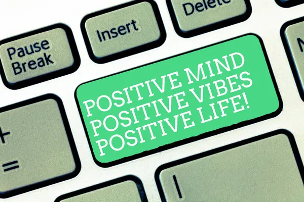 Konzeptionelle Handschrift, die positiven Geist positive Vibes positives Leben zeigt. business photo text motivation inspiration to live keyboard intention to create computer message keyboard idea. — Stockfoto