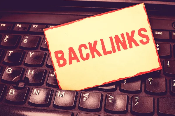 Escrevendo nota mostrando Backlinks. Foto de negócios mostrando hiperlink recebido de uma página da web para outro grande site Blank Bordered Notepad Lembrando Inserido Entre Chaves do Laptop . — Fotografia de Stock