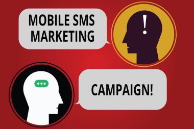 Cep Sms pazarlama kampanyası gösterilen Not yazma. Reklam İletişim Tanıtım kampanyası Messenger oda başkanları konuşma kabarcıklar noktalamalar Mark sohbet simgesiyle vitrine iş fotoğraf.