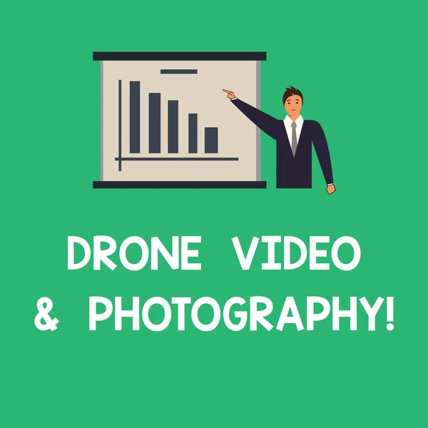 Conceptuele hand schrijven tonen Drone Video en fotografie. Zakelijke foto tekst moderne luchtfoto camera technologie advance Man in het Business Suit wijzen een Board ruimte voor de kopie van de Bar Chart. — Stockfoto