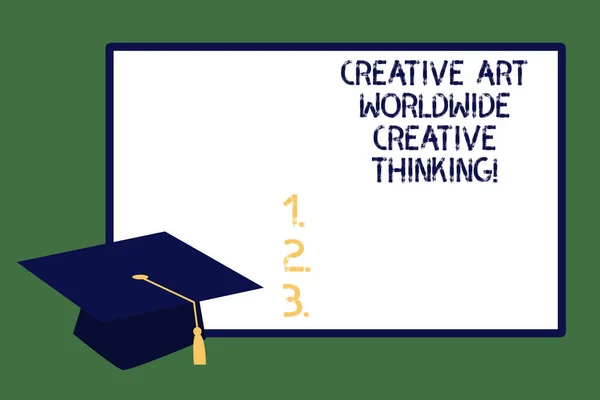 Sinal de texto mostrando Arte Criativa Worldwide Creative Thinking. Foto conceitual Design de criatividade moderna global Boné de graduação com Tassel Academic Scholar Headgear e quadro branco em branco . — Fotografia de Stock