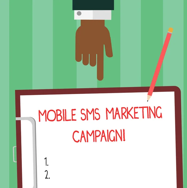 Escribir nota mostrando Mobile Sms Campaña de Marketing. Escaparate de fotos de negocios Campaña de promoción de comunicación publicitaria Análisis de Hu Señalando con la mano hacia abajo hasta el portapapeles con papel y lápiz . — Foto de Stock