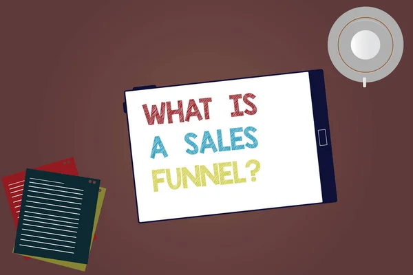 단어 쓰기 텍스트 무엇은 A 판매 Funnelquestion. 설명 마케팅 광고 방법 태블릿 빈 화면 컵 접시와 빈 색상 배경에 필러 시트에 대 한 비즈니스 개념. — 스톡 사진