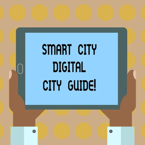 Ordet skriver text Smart City Digital stadsguide. Affärsidé för anslutna tekniska moderna städer Hu analys Hand håller tom skärm tablett Smartphone displayenhet foto. — Stockfoto