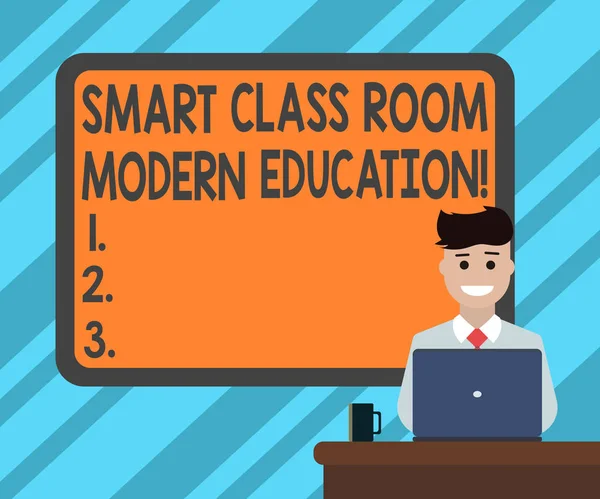 Tekst znaku wskazującym Smart klasy pokoju współczesnej edukacji. Koncepcyjne zdjęcie nowych technologii dla szkoły i nauka graniczy deska za mężczyzna siedzi uśmiecha się z laptopa kubek na biurko. — Zdjęcie stockowe