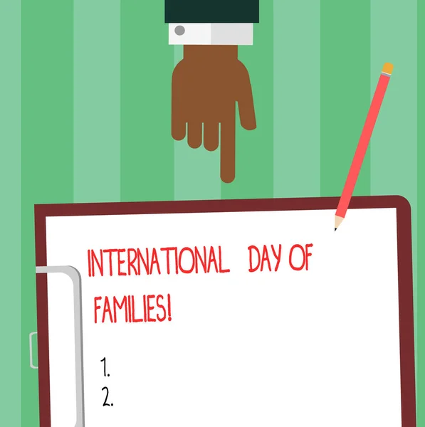 국제 가족의 날을 보여주는 글을 참고. 비즈니스 사진 보여주는 가족 시간 공생 축제 손으로 가리키는 아래로 종이와 연필 클립보드 Hu 분석. — 스톡 사진