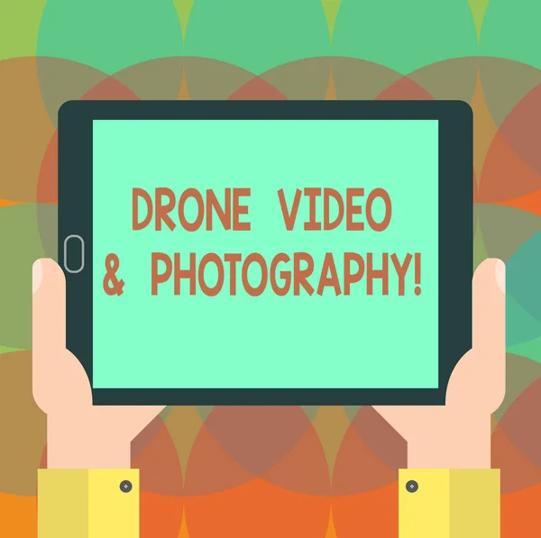 Word tekst intoetsen Drone Video en fotografie. Businessconcept voor moderne luchtfoto camera technologische vooruitgang Hu analyse Hand Holding leeg scherm Tablet Smartphone weergave-eenheid foto. — Stockfoto