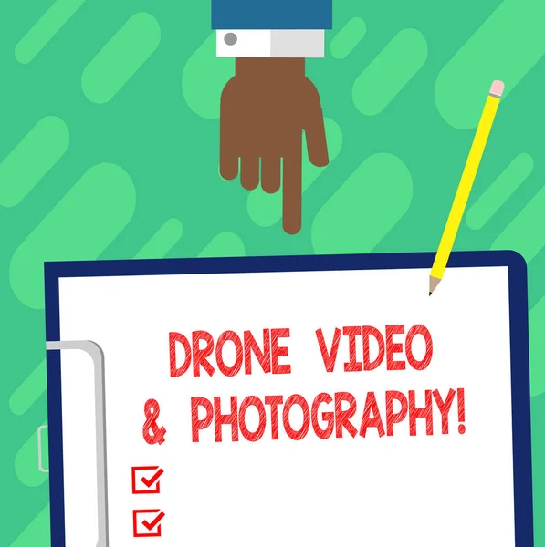 Handgeschreven tekst schrijven Drone Video en fotografie. Begrip betekenis moderne luchtfoto camera technologische vooruitgang Hu analyse Hand wijzen naar beneden naar Klembord met lege Bond papier en potlood. — Stockfoto