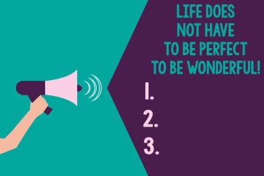 Hayat Does değil var olmak mükemmel için olmak harika gösterilen Not yazma. İyi yaşam tavsiye Hu Analizi el megafon ses etkisi simgesini metin alanı ile vitrine iş fotoğraf.