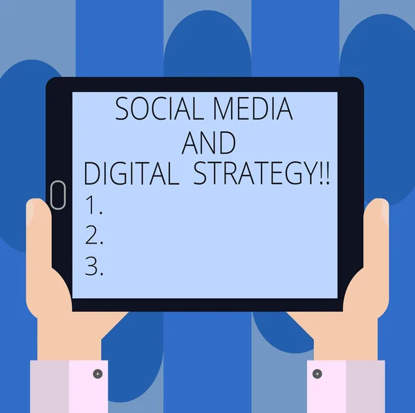 소셜 미디어 및 디지털 전략을 쓰는 필기 텍스트입니다. 온라인 멀티미디어 광고 Hu 분석 손을 잡고 빈 스크린 태블릿 스마트폰 디스플레이 단위 사진 마케팅을 의미 하는 개념. — 스톡 사진