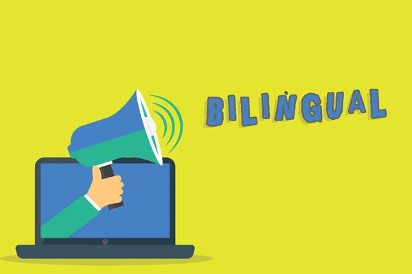 Texto de escritura de palabras Bilingüe. Concepto de negocio para hablar dos idiomas con fluidez o más trabajo como traductor Análisis de Hu Mano Saliendo de PC Monitor Sosteniendo Megáfono con Icono de Volumen . — Foto de Stock