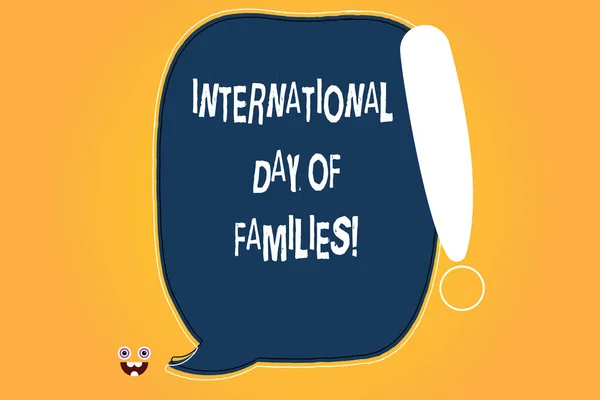 국제 가족의 날을 보여주는 작성 하는 개념적 손. 비즈니스 사진 텍스트 빈 색상 연설 거품 설명 된 느낌표와 함께 가족 시간 함께 축 하. — 스톡 사진