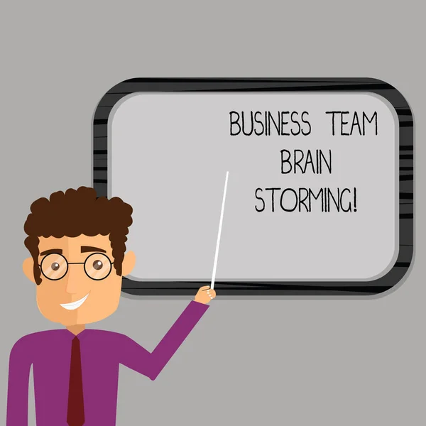 Schrijven van notitie weergegeven: Business Team brainstorming. Zakelijke foto presentatie van Team werk corporate groep werkvergadering Man Standing Holding Stick wijzend naar muur gemonteerd leeg kleur Board. — Stockfoto