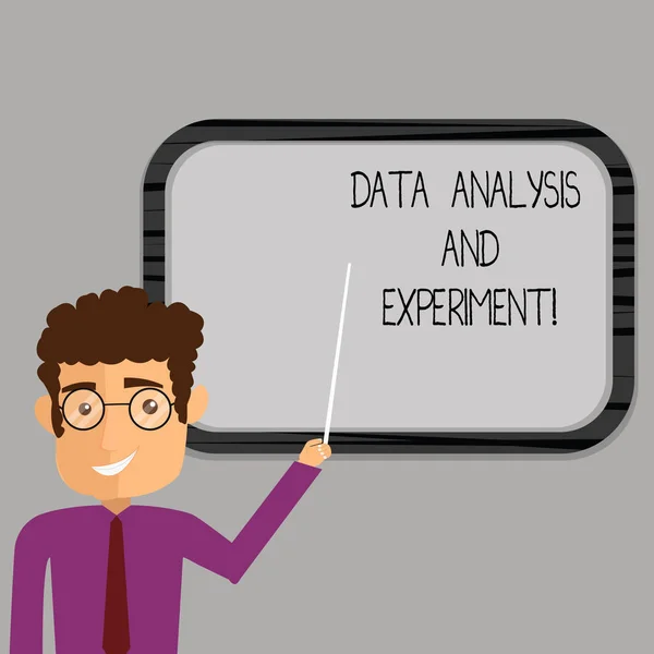 Note d'écriture montrant l'analyse et l'expérimentation des données. Photo d'affaires mettant en valeur la revue des statistiques de recherche technologique Man Standing Holding Stick pointant vers le panneau de couleur vierge fixé au mur . — Photo