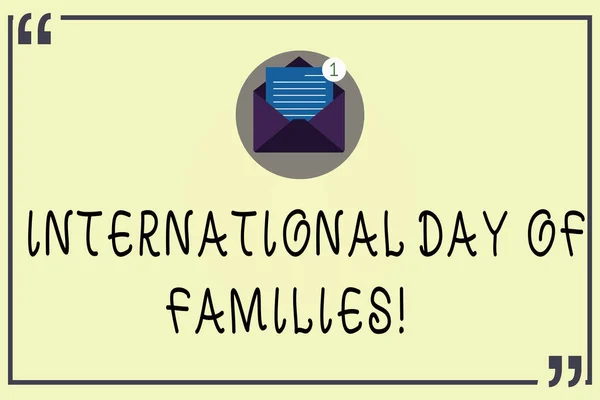 Uwaga: pisanie Wyświetlono Międzynarodowy Dzień rodzin. Biznesowe zdjęcie prezentujący czas rodzina razem celebracja otwartej koperty z papieru wiadomości E-mail wewnątrz cudzysłowu. — Zdjęcie stockowe
