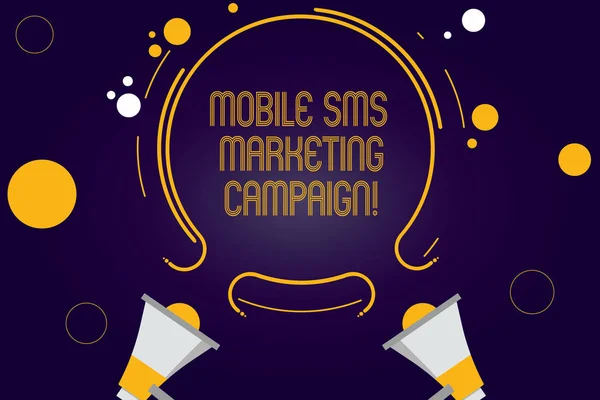 Escribir nota mostrando Mobile Sms Campaña de Marketing. Foto de negocios mostrando Campaña de promoción de comunicación publicitaria Dos megáfonos y contorno circular con pequeño sobre fondo de color . — Foto de Stock